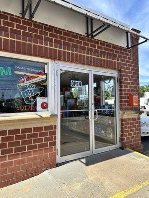 Main entrance to the gas station/restaurant