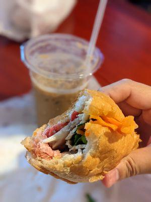 Dac biet banh mi