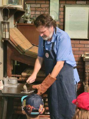 Demonstration how Quions are made for the printing press.