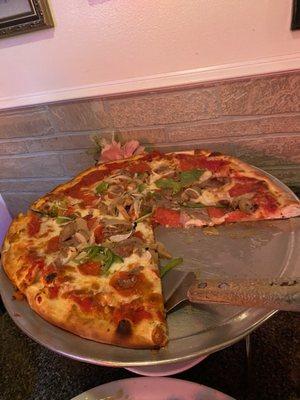 Deluxe Pizza. Perfect for sharing!