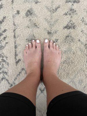 Perfectly painted tootsies.