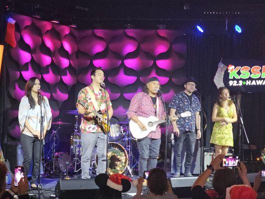 Henry Kapono (center) & Friends (from left): J.Lyn, Alx Kawakami, Matt Krahula, Jenny Yim (2023)