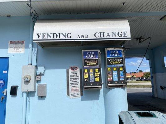 Vending and change machine