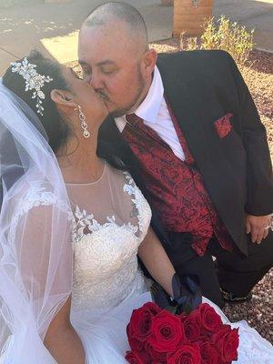 Bride & Groom Besos