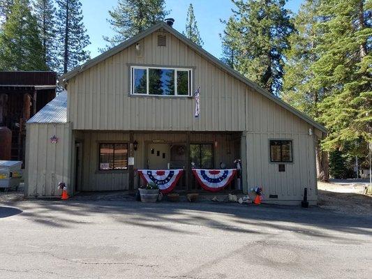 Front view of the Inn at 4th of July