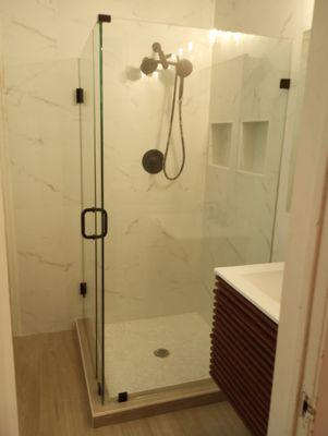 Frameless shower door