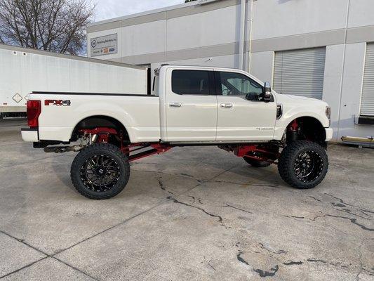 Full 10" Kelderman Air lift suspension installed on this beautiful Superduty