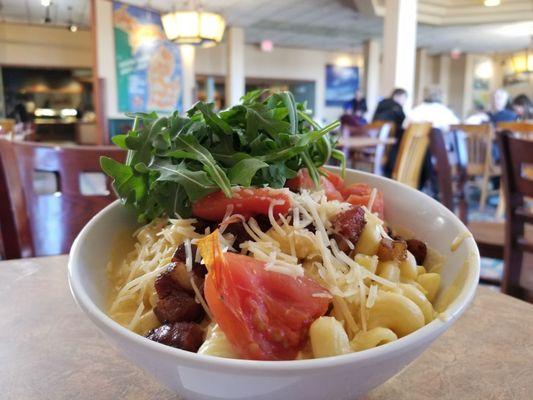 BLT Mac + Cheese, with the cheesy pasta topped with a generous amount of arugula greens, roasted Roma tomatoes, and pork belly-like bacon!