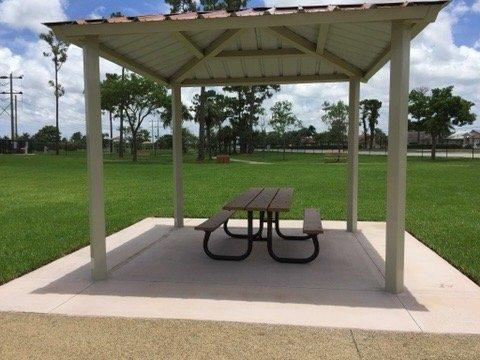 1 shaded pavilion on small dog side. 2 shaded pavilions on big dog side.