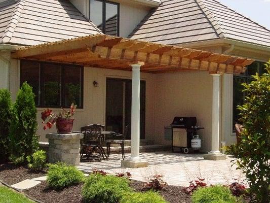 DW Elite Decks - cedar pergola with fiberglass columns in Lenexa, KS