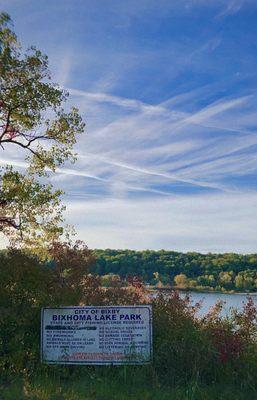 A picture of the main sign and the lake from where we parked.