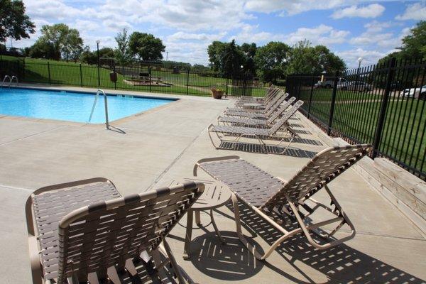 Swimming pool with plenty of room for sunbathing!