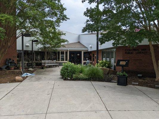 Entrance to Colonial Heights Library