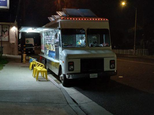 Late Nite ... FRESH FOOD CRAVINGS..Pinkys Lunchtruck