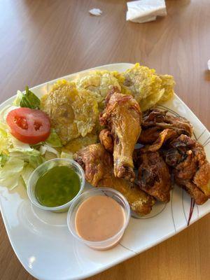 Chicharrones de pollo con tostones.