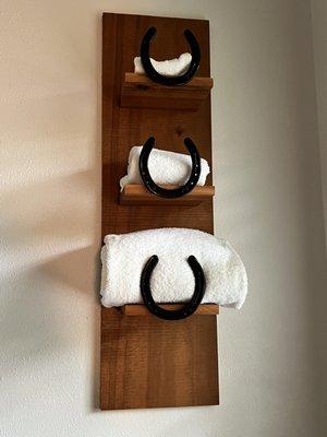 Cute horseshoe accents - like this towel holder