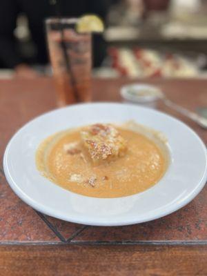 Tomato basil soup with bread