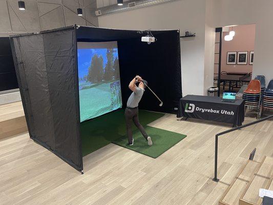 Indoor pop-up golf simulator bay