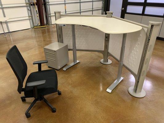 Pre-owned Herman Miller Resolve with electric sit stands. 

#usedofficefurniturehouston #usedofficefurniture #officefurniturehouston