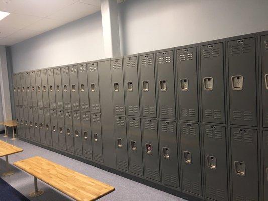 Women's lockers-plenty!