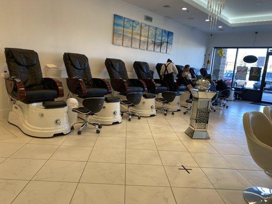 Salon is nice and clean.  Following Covid guidelines.