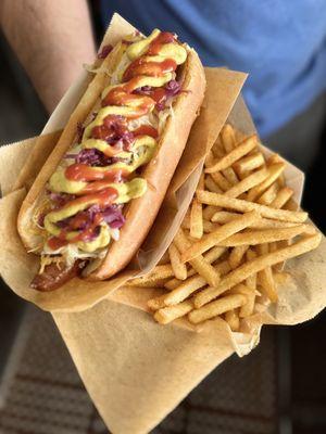 ODIN & Fries
Smoked Bratwurst, Fennel Sauerkraut, Danish Style Braised Red Cabbage, Cheddar, Viking Ketchup, Brown Mustard.