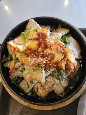 Grilled pork belly and onions (street style samgyeopsal)