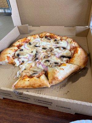 My favorite pizza, mushroom onion and extra cheese. Perfectly done. Fantastic bread crust.