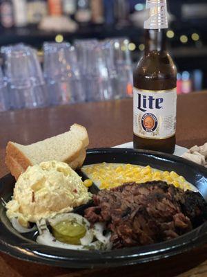 Dee willies served at this bar! Brisket, creamed corn, potato salad! Do awesome! Love it!