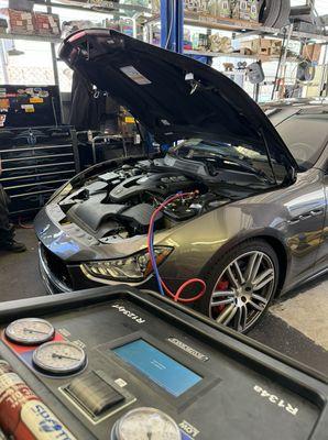 Maserati ghibli sq4 in for R134a AC recharge.