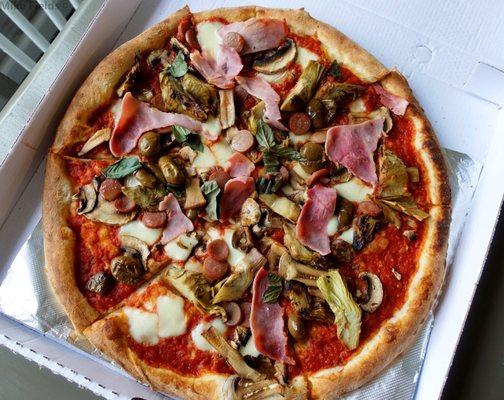 Capricciosa: San Marzano tomato, fresh mozzarella, ham, wurstell, green olive, fresh champignon mushroom, artichoke heart and fresh basil.