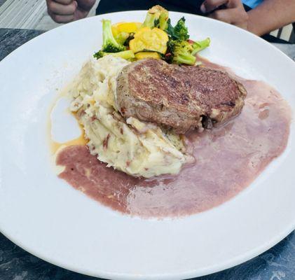 Filet Mignon with mashed potatoes