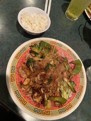 Chicken, rice noodles, onions, green onions, green bell pepper, broccoli, and baby corn.