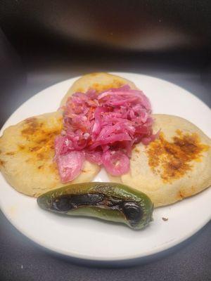 Gorditas de papas con chorizo acompañado con curtido y su pespectivo chile toriado.