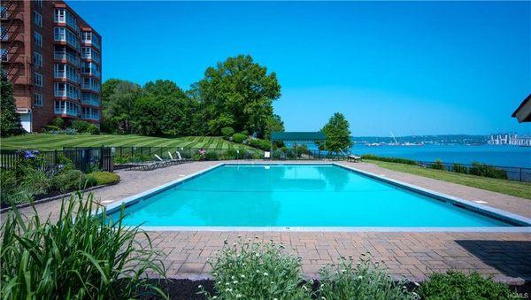 BEAUTIFUL IN-GROUND POOL WITH SPECTACULAR VIEW TAPENZEE BRIDGE AND HUDSON RIVER