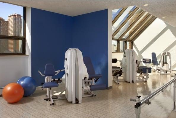 Our premier therapy gym. Enjoy a view of the Chicago skyline as you work with your therapists on our 9th floor gym.