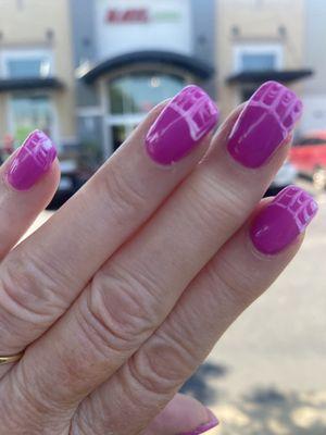 Beautiful nail polish tensions in pink w white marble tips..