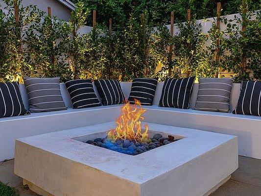 hedge landscape x built in seating x fire pit