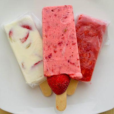 paleta de leche: fresa con crema, paleta de leche: fresa, and paleta de agua: fresa