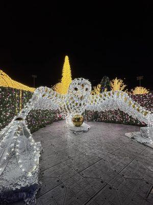 I thought this was hedwig with a golden snitch by my hubs informed me that it was definitely just an owl with a Xmas bulb