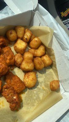 Regular Cheddar Cheese Curds Boneless Wings