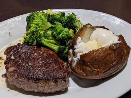 Mouth watering mini sirloin steak ( actually not that mini) with your choice of two sides. A perfect dinner and plenty of room for dessert