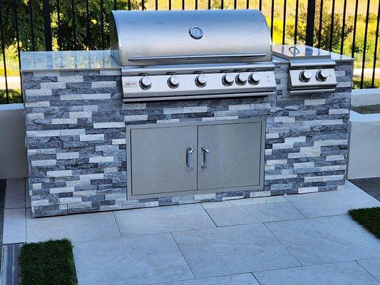 Decorate stone BBQ with side burner