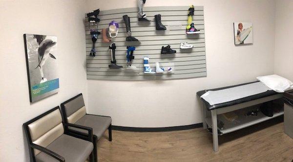 A patient room with examples of the various orthotic devices Hanger can provide.