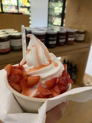 Frozen yogurt with macerated strawberries