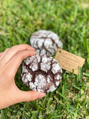 Chocolate Crinkle Cookies (IG: foodfeasters)