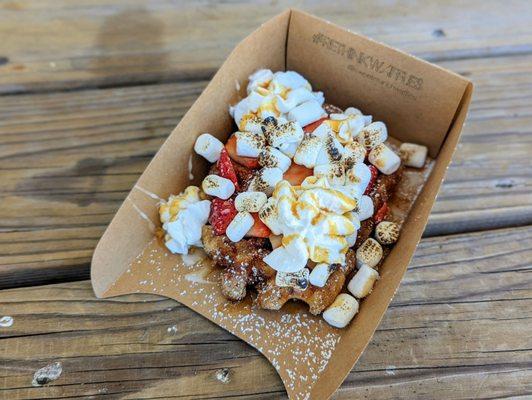 BYO: Cinnamon-Sugar Waffle, Strawberry, Whipped Cream, Marshmallow, Icing, Caramel from Sweet Crunch Waffles | Instagram: @telephonesmoothie