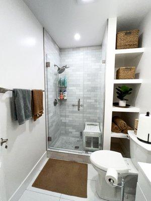 Brand new Guest Bathroom Remodel! 
Custom shelving to utilize entire space of this 6'x8' Bathroom!