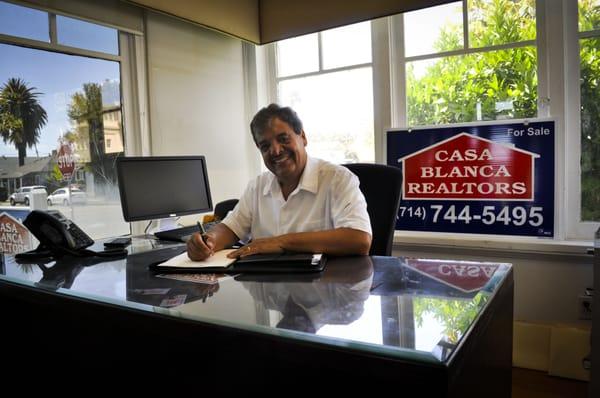 Friendly Broker  Carlos Herrera