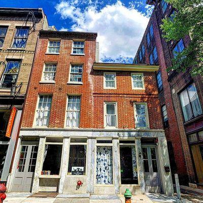 Welcome to City House Hostel Philadelphia - right in the middle of the Old City of Philadelphia. 2 Blocks to the Liberty Bell + others